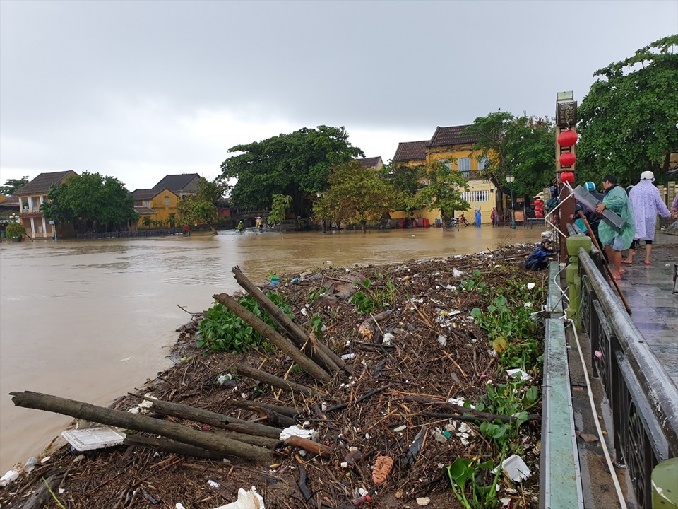 Xuôi theo dòng nước từ thượng nguồn Thu Bồn đổ về, hàng tấn rác thải đang bị chặn đứng tại cầu An Hội.