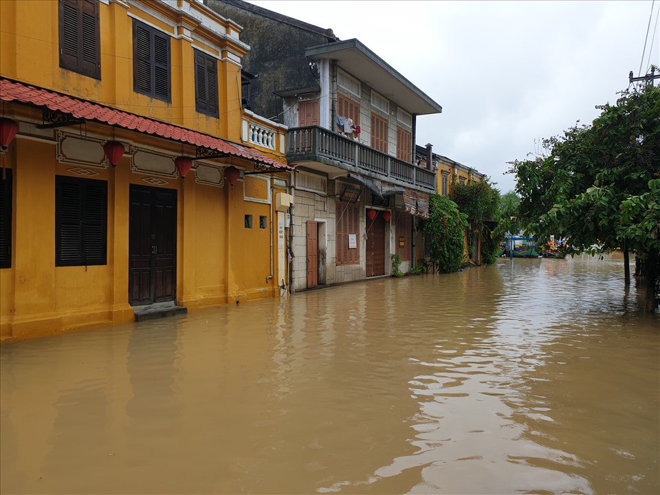 Từ ngày 6.10 đến nay, cũng như nhiều địa phương khác trên địa bàn tỉnh Quảng Nam, TP Hội An xuất hiện mưa to kéo dài không ngớt.