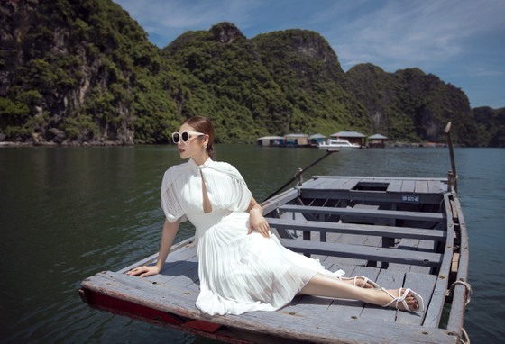 Lần trở lại này, NTK Lê Thanh Hoà tiếp tục mang đến bộ sưu tập mang đậm tinh thần mùa hè với cảm hứng từ những cô gái sang trọng trong những chuyến viễn du.