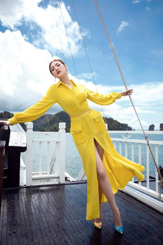 Kết hợp với kỹ thuật may đo cao cấp, drapping... các mẫu váy mới của Lê Thanh Hoà vừa phù hợp với xu hướng thời trang thế giới sau đại dịch, đó là hướng đến sự tiết kiệm, có thể tái sử dụng nhiều lần trong nhiều hoàn cảnh.