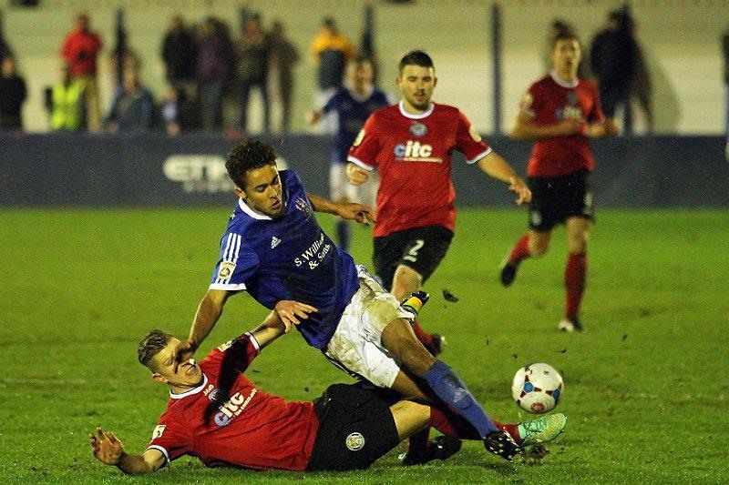 Calvert-Lewin (áo xanh) khi còn đá cho Stalybridge Celtic. Ảnh: PA.