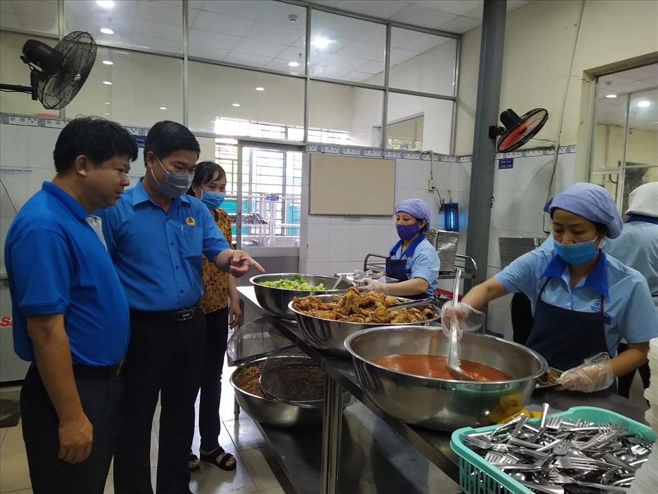 Sáng 10.8, đoàn cán bộ Công đoàn TPHCM do ông Phạm Chí Tâm, Phó Chủ tịch LĐLĐ TPHCM, và các lãnh đạo LĐLĐ các quận,huyện đã đến khảo sát chất lượng bữa ăn giữa ca của công nhân tại Nhà máy may An Phú (thuộc Công ty CP Garmex Sài Gòn).