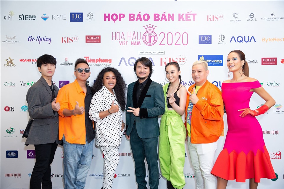 Đạo diễn Hoàng Nhật Nam và ekip Hoa hậu Việt Nam 2020. Ảnh: HHVN.