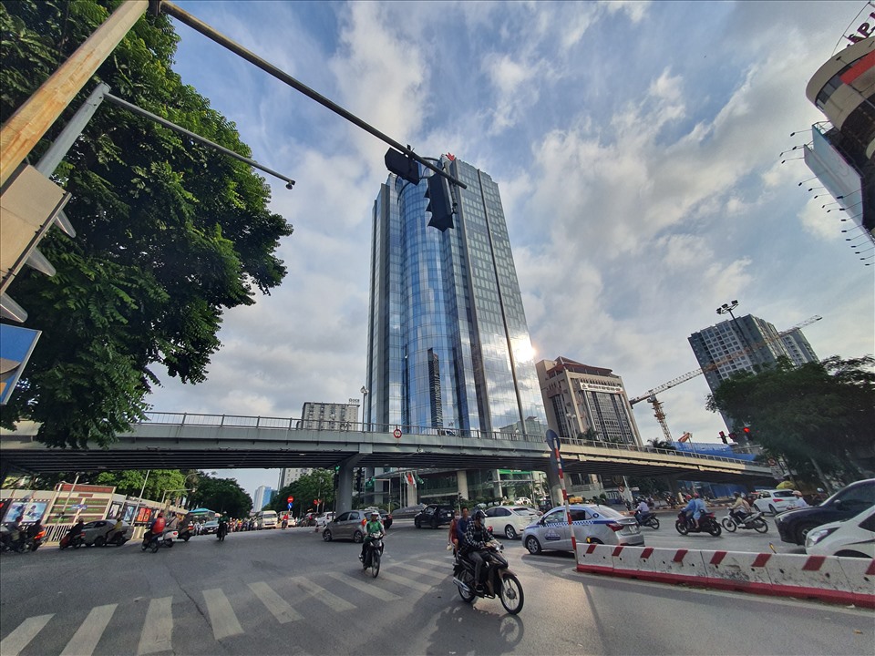 Cầu vượt Láng Hạ tại ngã tư Thái Hà - Huỳnh Thúc Kháng dài 189m, tổng kinh phí hơn 67 tỉ đồng, thông xe năm 2012.