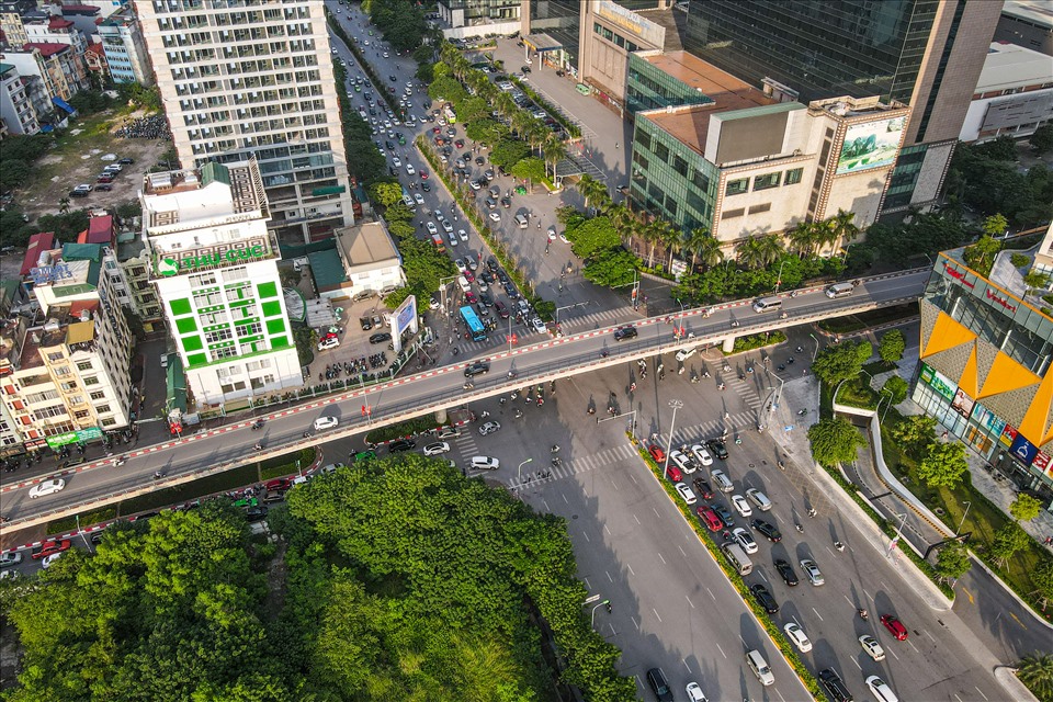 Thông xe từ tháng 5.2016 sau 5 tháng thi công, cầu vượt nối hai tuyến đường Nguyễn Chánh - Hoàng Minh Giám có tổng mức kinh phí đầu tư xây dựng cầu là 148 tỉ đồng. Tổng chiều dài của cầu vượt gần 600m, bề mặt rộng cầu là 9m.