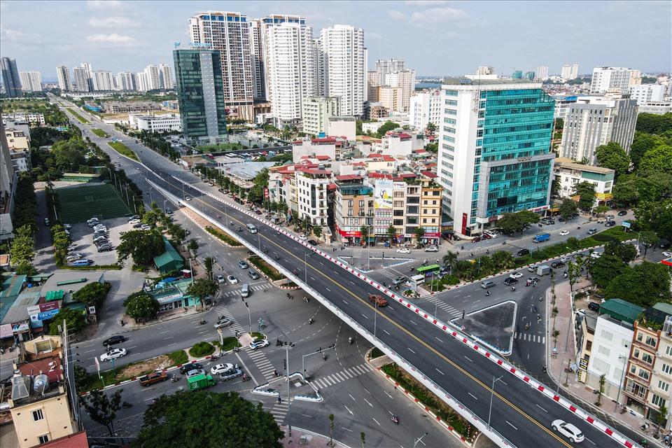 Cầu vượt Nguyễn Văn Huyên cắt ngang qua đường Hoàng Quốc Việt, mới khánh thành hôm 28.8 vừa qua, nối địa bàn các quận Cầu Giấy, Bắc Từ Liêm, Tây Hồ. Cầu gồm 5 nhịp, 4 làn xe, tổng chiều dài 278m. Tổng mức đầu tư dự án khoảng 560 tỉ đồng.