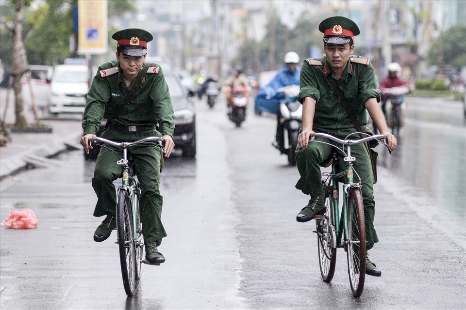 Hai người lính trên phố Xã Đàn (Hà Nội) một chiều mưa. Ảnh: Dương Quốc Bình