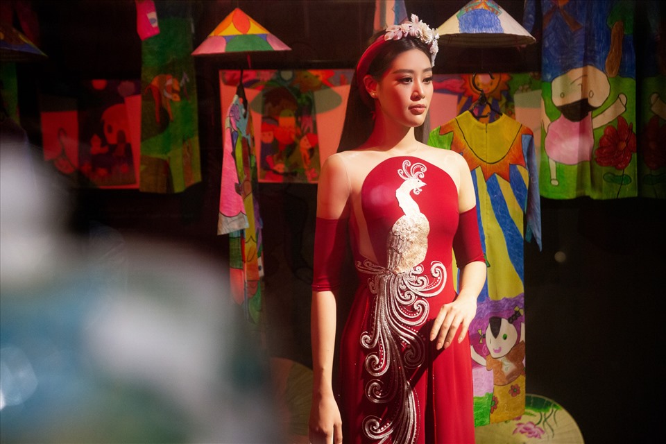 Hoa hậu Khánh Vân xinh đẹp trong tà áo dài đỏ. Ảnh: Thiên An.