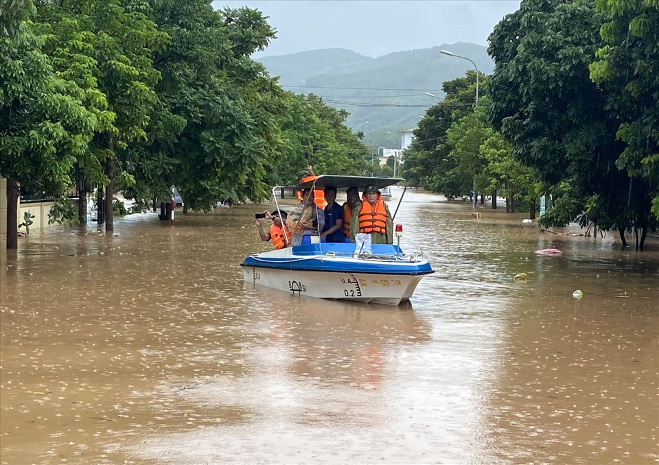 Nước ngập sâu ở thị trấn Lao Bảo (huyện Hướng Hóa, tỉnh Quảng Trị). Ảnh: PV.