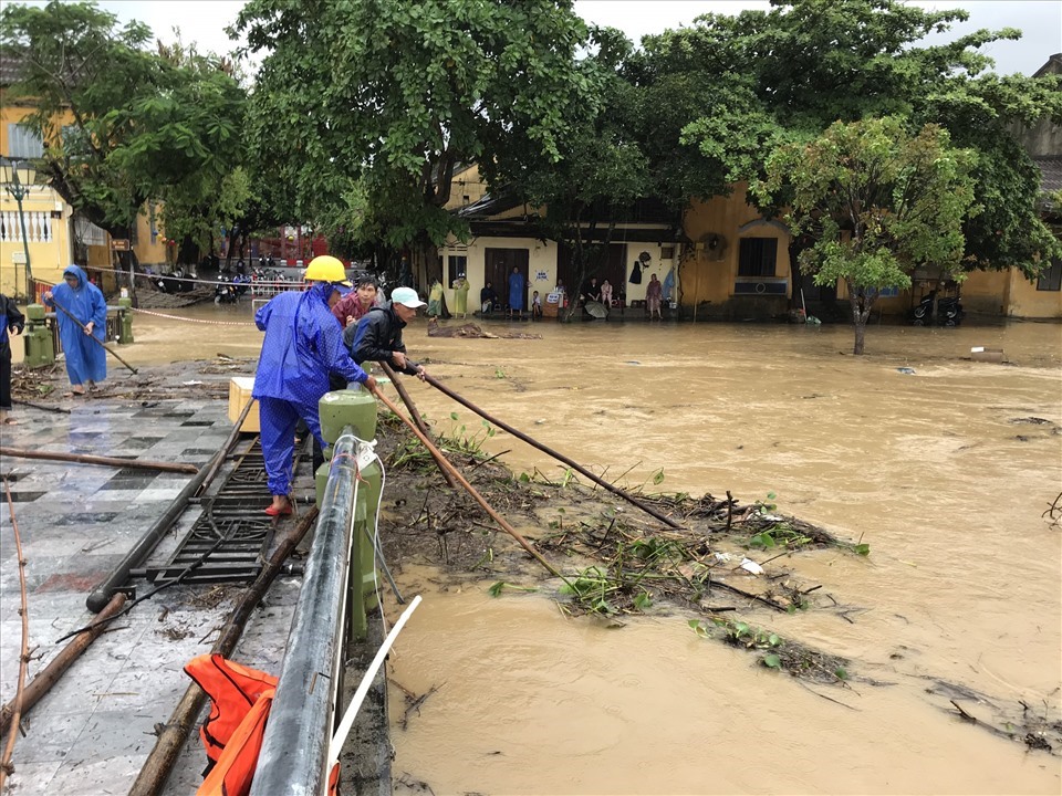 Ngập lụt ở phố cổ Hội An sáng 8.10. Ảnh: Thanh Chung