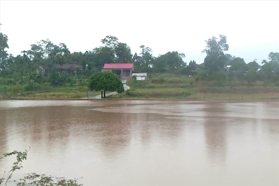 Nước mưa gây ngập úng, chia cắt tại thôn 7, xã Đức Bồng-Vũ Quang (Hà Tĩnh). Ảnh: Minh Lý