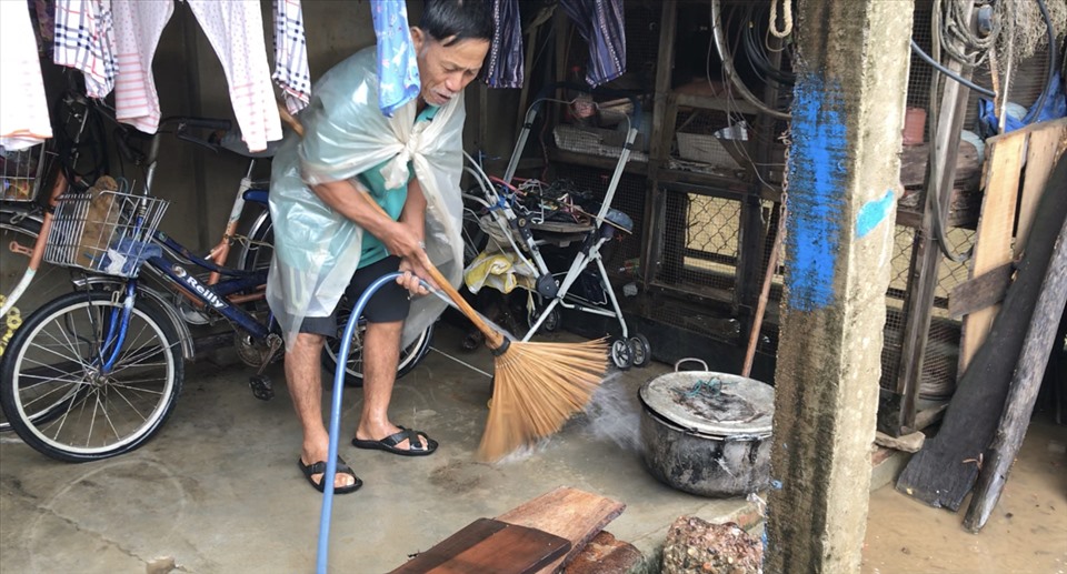 Người dân xã Đại Đồng, huyện Đại Lộc, tỉnh Quảng Nam nhanh chóng dọn dẹp hậu quả do nước lũ để lại. Ảnh: Mai Hương