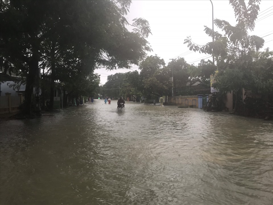 Nhiều khu dân cư ngập sâu trong nước. Ảnh: Thanh Chung