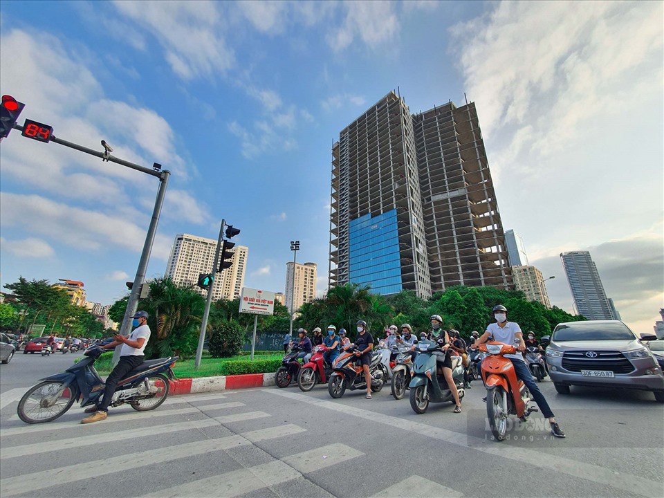 Dự án trụ sở Vinacomin tại ngã tư đường Dương Đình Nghệ - Trung Kính (Cầu Giấy, Hà Nội) được phê duyệt năm 2012 với tổng mức đầu tư 3.771 tỉ đồng.