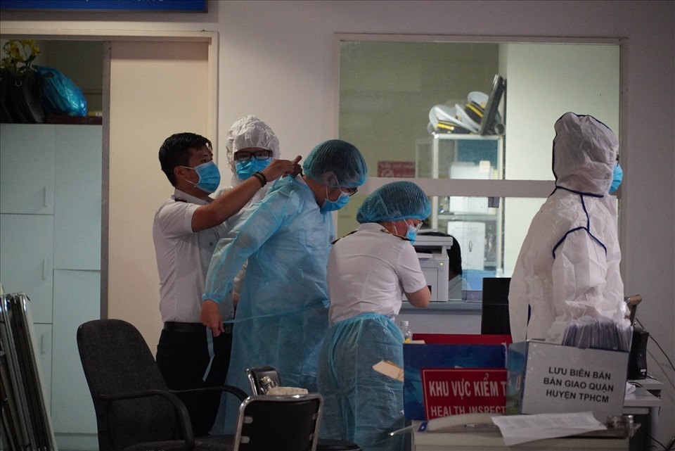 Nhân viên Trung tâm Kiểm dịch y tế Quốc tế mặc đồ bảo hộ tại cảng hàng không Tân Sơn Nhất. Ảnh: Anh Tú