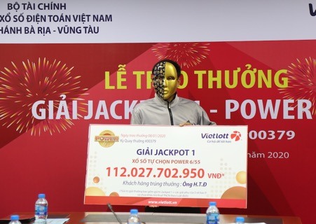 Ông H.T.Đ ở Bình Dương là một trong những vị tỉ phú Vietlott điển hình trúng Jackpot nhờ vé bao.