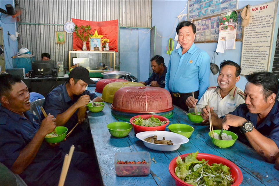 Chủ tịch LĐLĐ tỉnh Kiên Giang Trần Thanh Việt đến tận nơi, tìm hiểu bữa ăn của đoàn viên Nghiệp đoàn bốc xếp Hàm Ninh (Phú Quốc). Ảnh: Lục Tùng