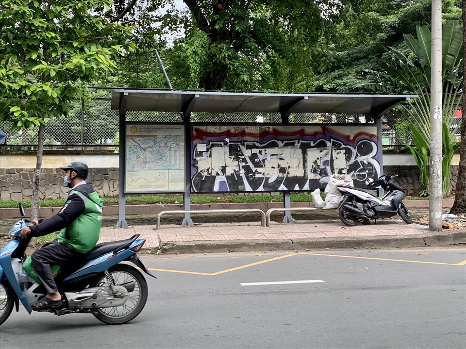 Nhà chờ xe buýt trên đường Hùng Vương (Quận 10) kín hình vẽ của các hoạ sĩ đường phố. Ảnh: Ngọc Lê