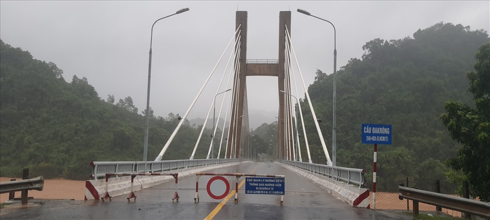 Lực lượng chức năng tỉnh Quảng Trị tiến hành cấm đường tại cầu Đakrông