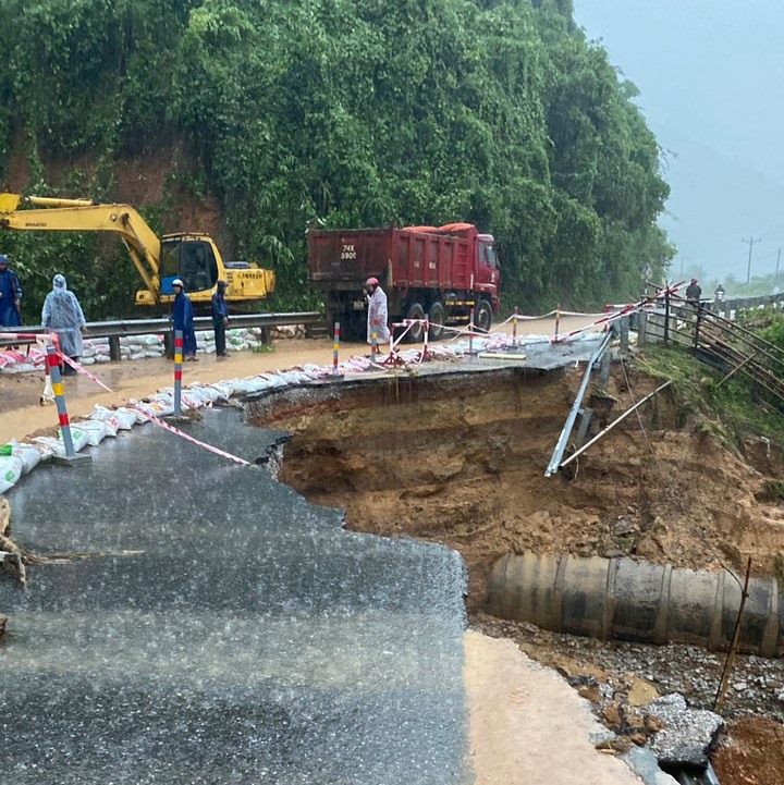 Một điểm sạt lỡ taluy âm gây ách tác giao thông trên tuyến đường Hồ Chí Minh