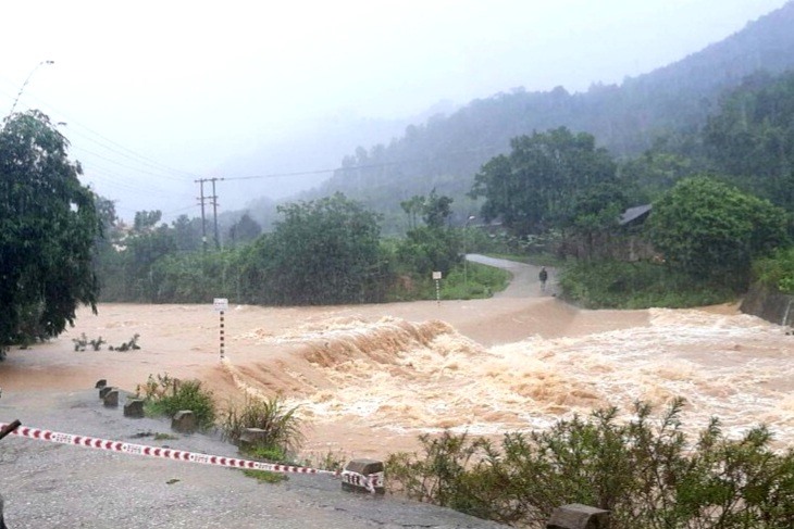 Nước lũ dâng cao chia cắt địa bàn xã Hóa Sơn (huyện Minh Hóa). Ảnh: LPL