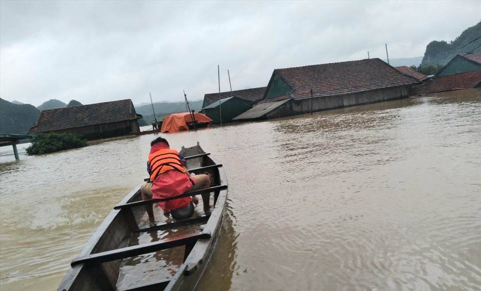 Lực lượng chức năng vào ứng cứu giúp dân tại xã Tân Hóa. Ảnh: LPL