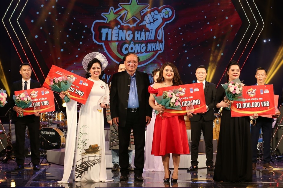 NSND Phạm Ngọc Khôi – Phó Chủ tịch Hội Nhạc sĩ Việt Nam trao giải cho các thí sinh đoạt giải Ba