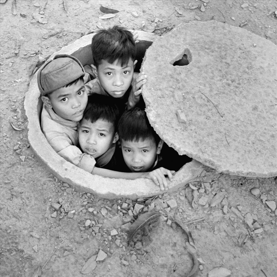 Hình ảnh hầm tránh bom Hà Nội, Việt Nam 1968.