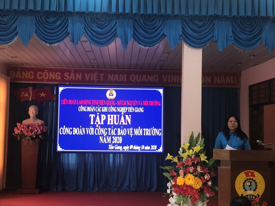 Bà Nguyễn Thị Thùy Dương - Chủ tịch Công đoàn Các KCN tỉnh Tiền Giang - phát biểu tại lớp tập huấn. Ảnh: K.Q