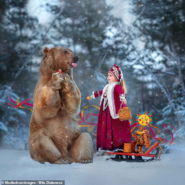 Gấu Stepan thân thiện chụp ảnh cùng trẻ em. Ảnh: Daily Mail