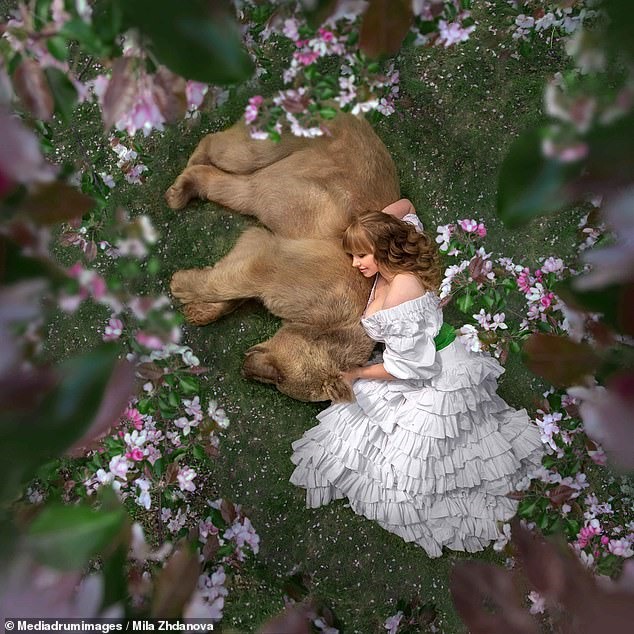 Bức ảnh tuyệt đẹp của người mẫu và gấu Stepan. Ảnh: Daily Mail