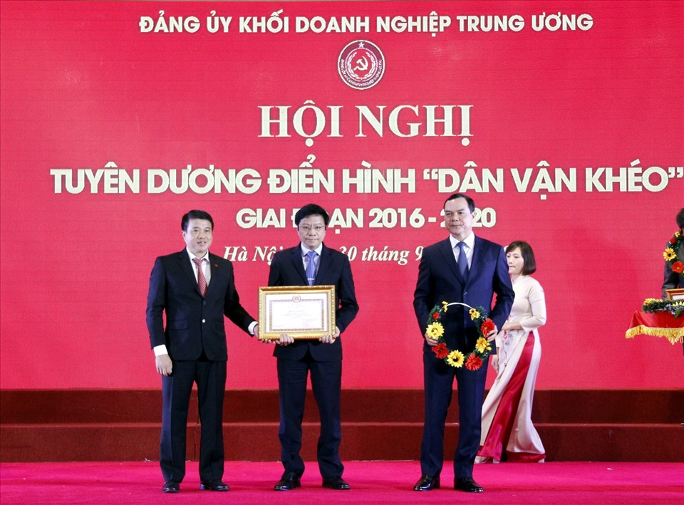 1/ đồng chí Phó Bí thư Trần Đức Sơn nhận khen thưởng Đảng bộ PV GAS do Đảng ủy Khối Doanh nghiệp Trung ương trao tặng
