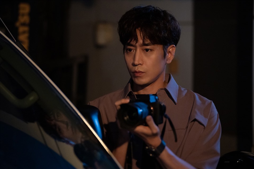 Eric đóng vai mật vị Jun Ji Hoon, làm việc cho Interpol. Ảnh chụp màn hình.