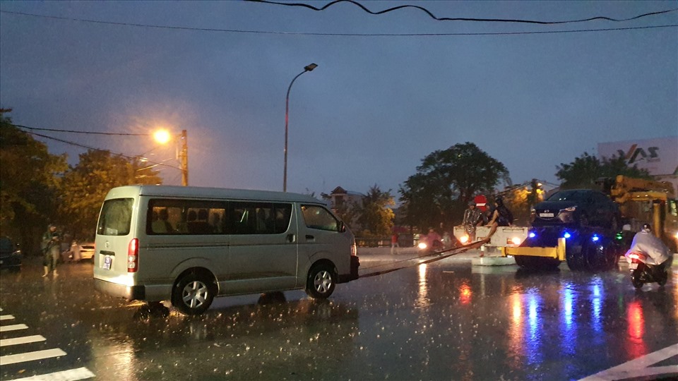 Đến khoảng 7h tối 9.10, mưa còn rất nặng hạt, nhiều chuyến xe cứu hộ vẫn đang “giải cứu” những xe bị chết máy giữa đường.