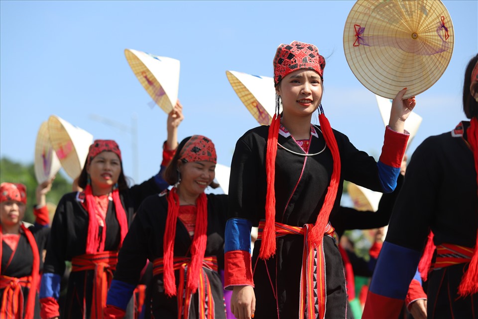 Đại diện nhóm phụ nữ dân tộc thiểu số huyện Hoành Bồ cũ tham gia biểu diễn. Ảnh: Nguyễn Hùng