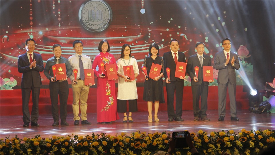 Phó Thủ tướng Võ Đức Đam và Bộ trưởng Bộ Thông tin và Truyền thông Nguyễn Mạnh Hùng trao giải cho những tác phẩm đạt giải A của chương trình. Ảnh: NH.