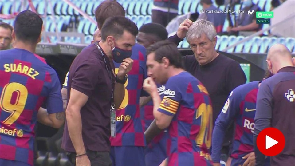 Không ít lần Messi không buồn nghe chỉ đạo từ Ban huấn luyện. Ảnh: You Tube