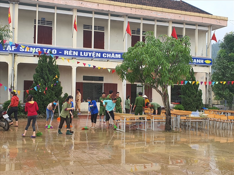 Công an huyện Nghi Lộc (Nghệ An) giúp các nhà trường lau dọn, chuẩn bị đón học sinh vào đầu tuần tới. Ảnh: Quách Du