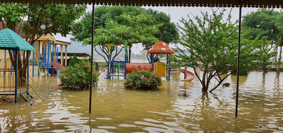 Trường Mầm non ở huyện Thanh Chương (Nghệ An) chìm trong biển nước. Ảnh: Xuân Hà