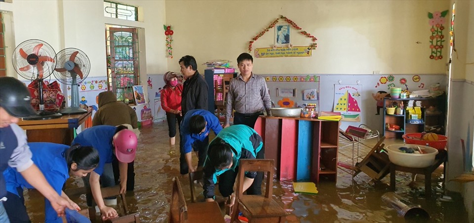 Thầy Trần Xuân Hà-Trưởng Phòng GDĐT huyện Thanh Chương kiểm tra tình hình khắc phục hậu quả mưa lũ tại cơ sở. Ảnh: Anh Dũng