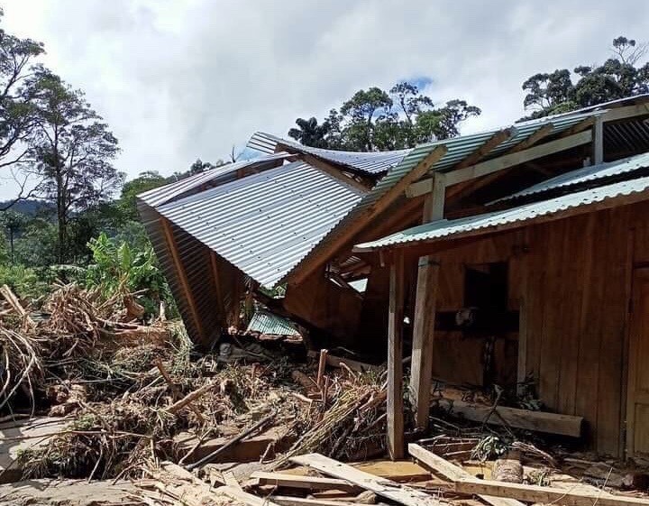 Những ngôi nhà của người dân thôn 1 tan hoang sau trận sạt lở. Ảnh: CTV