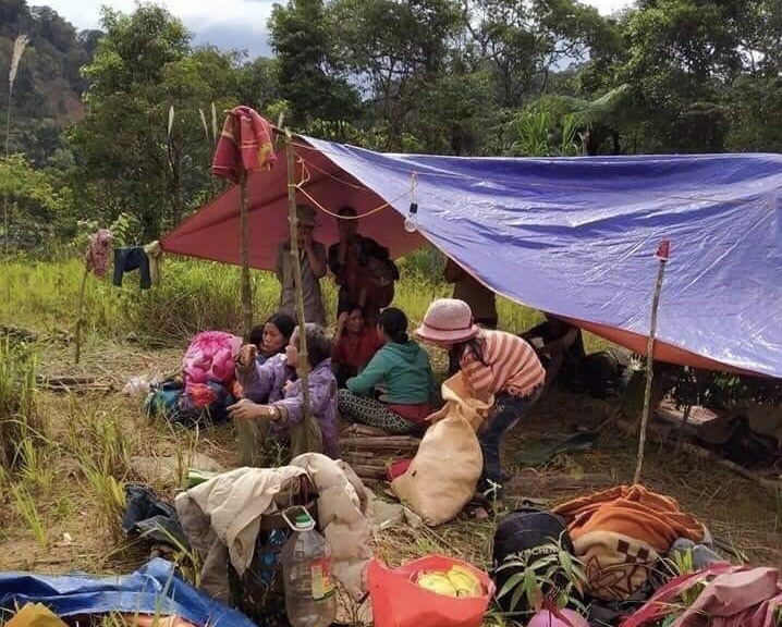 Những người dân thôn 1, xã Phước Lộc dựng lán ở tạm sau trận sạt lở. Ảnh: CTV