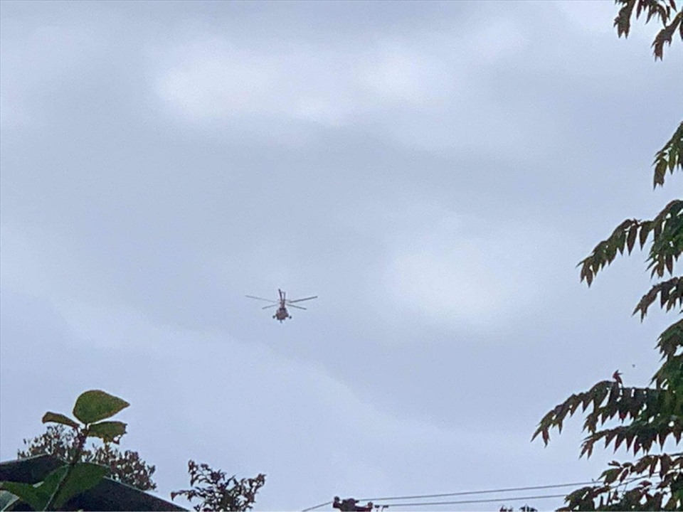 Trực thăng đã bay vào tiếp cận hiện trường vụ sạt lở ở thôn 1, xã Phước Lộc, huyện Phước Sơn. Ảnh: CTV