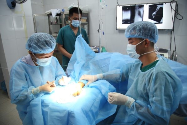 Các bác sĩ ở Trường Sa thực hiện phẫu thuật lúc rạng sáng cứu kịp thời cánh tay bị thương nặng của ngư dân Nguyễn Minh Hải. Ảnh: Vũ Bằng
