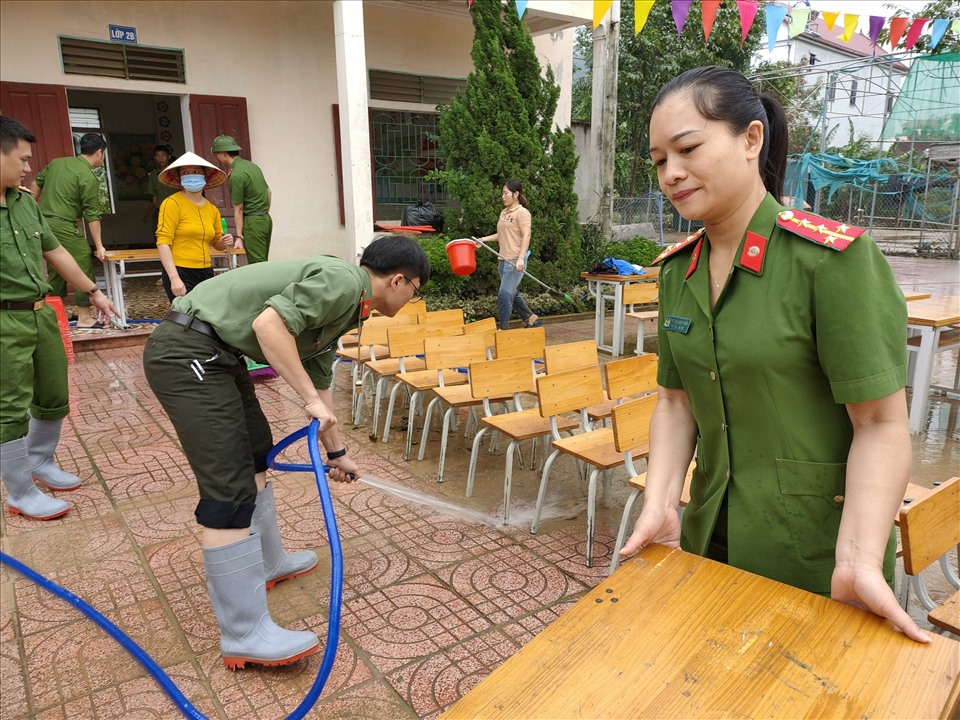 Các cán bộ công an, quân đội đến Trường tiểu học Nghi Phương, huyện Nghi Lộc (Nghệ An) để dọn dẹp vệ sinh giúp nhà trường. Ảnh: Quách Du