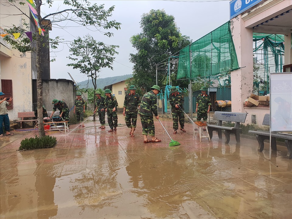 Rất đông các chiến sĩ bộ đội được huy động đến giúp nhà trường dọn dẹp. Ảnh: Quang Đại