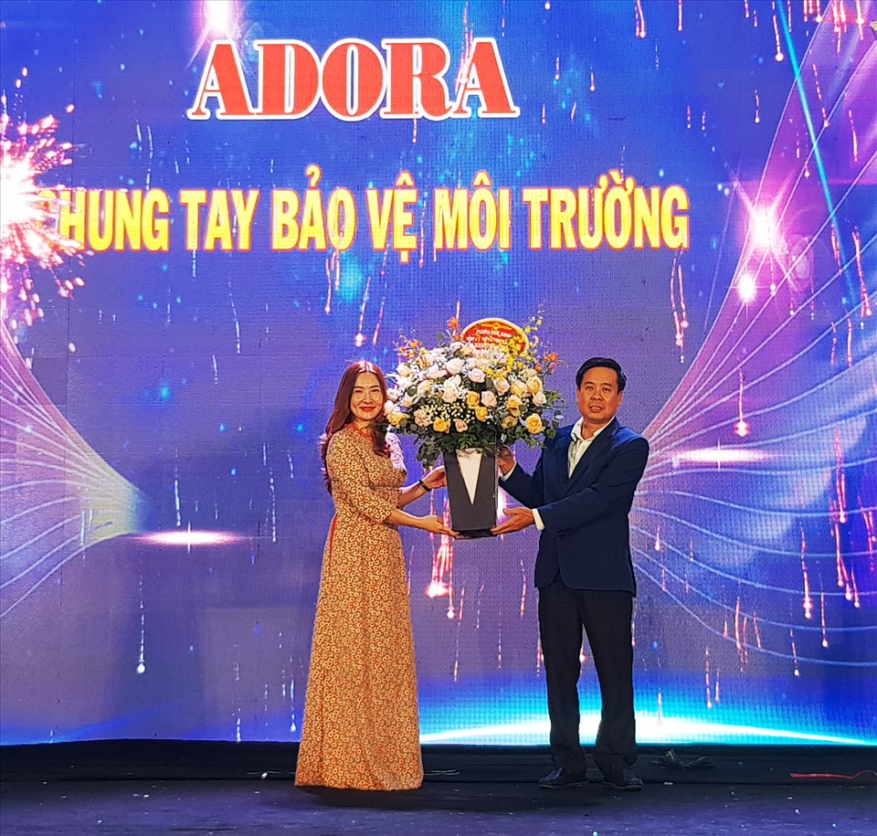 Ông Dương Đức Khanh, Chủ tịch LĐLĐ tỉnh Ninh Bình tặng hoa chúc mừng CĐCS Công ty TNHH giầy ADORA Việt Nam. Ảnh: NT