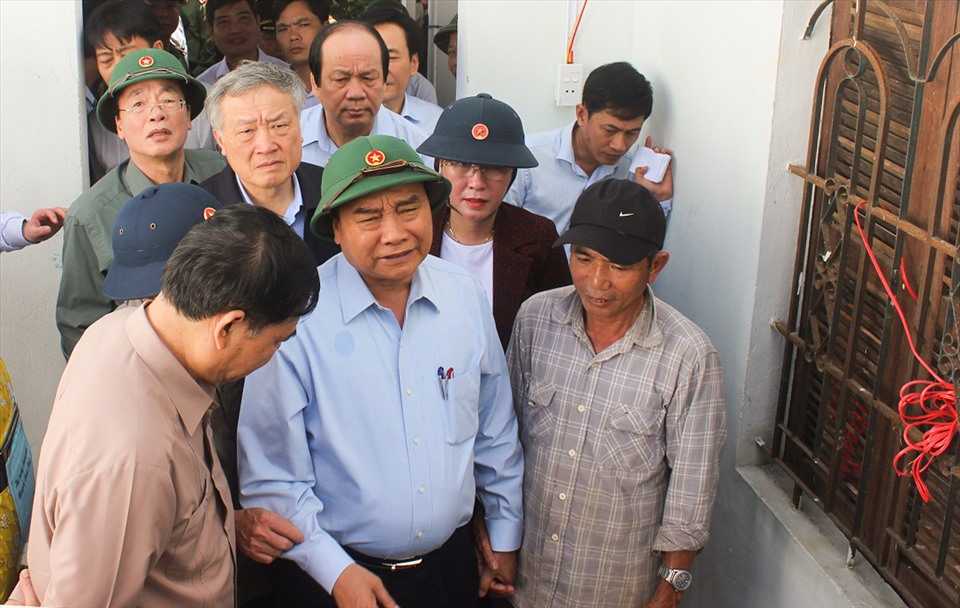 Thủ tướng Nguyễn Xuân Phúc động viên ông Trần Văn Đô (thị trấn La Hà, huyện Tư Nghĩa) vượt qua khó khăn.