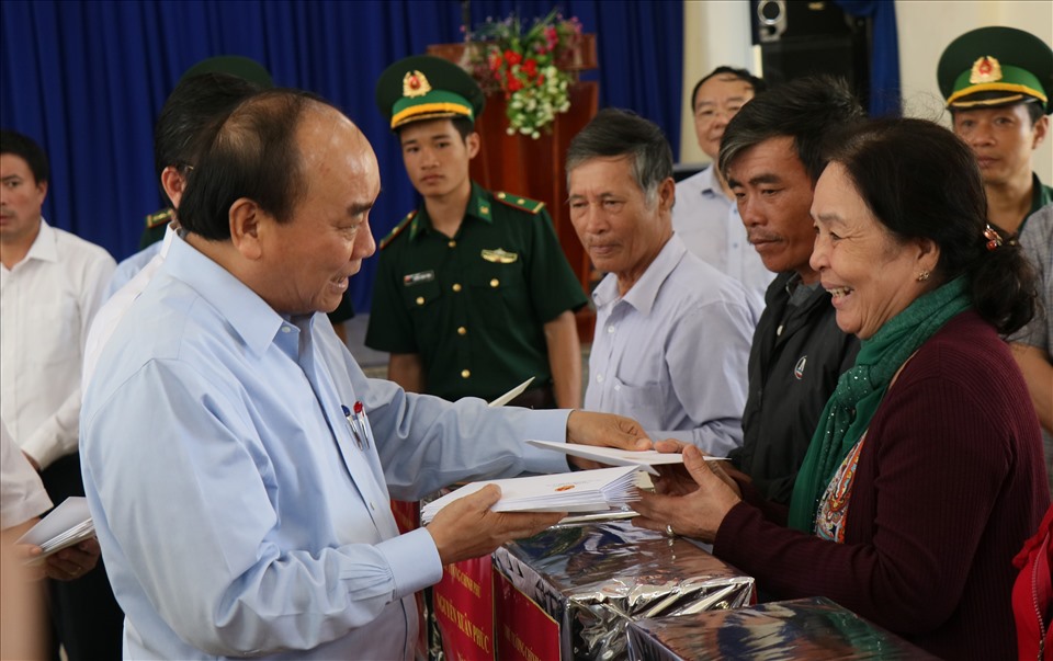 Thủ tướng Nguyễn Xuân Phúc hỗ trợ cho các gia đình có nhà bị hư hỏng.