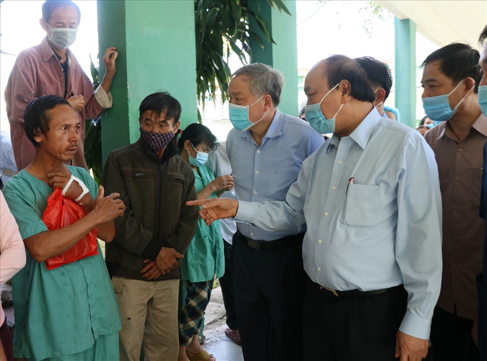 Thủ tướng thăm hỏi người dân ở Bệnh viện Đa khoa Quảng Nam.